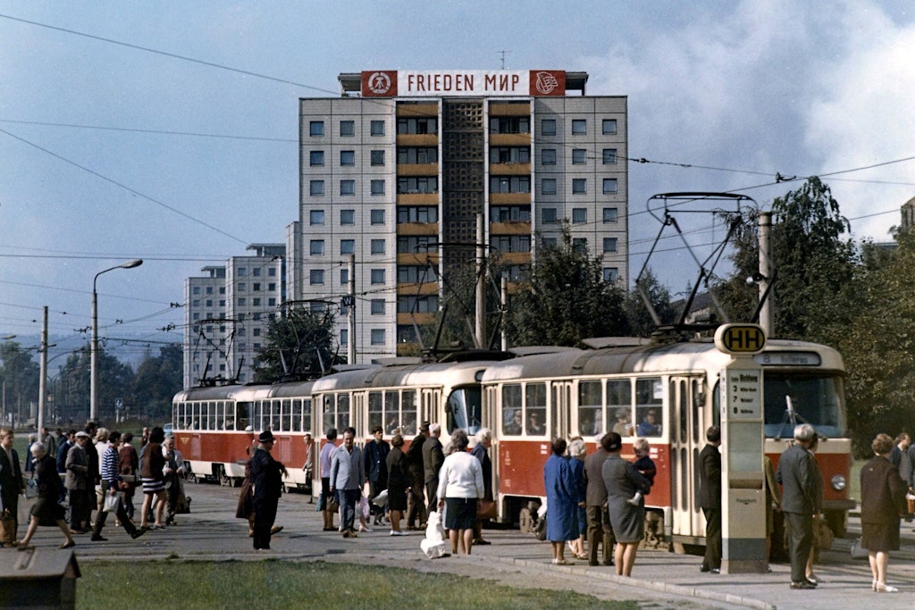 Eine Tatra-Straßenbahn an einer Haltestelle im sächsischen Dresden im Jahr 1970.