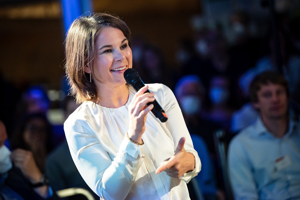 Außenministerin Annalena Baerbock (Grüne) spricht bei einem Bürgerdialog im Science Center "Universum" in Bremen.