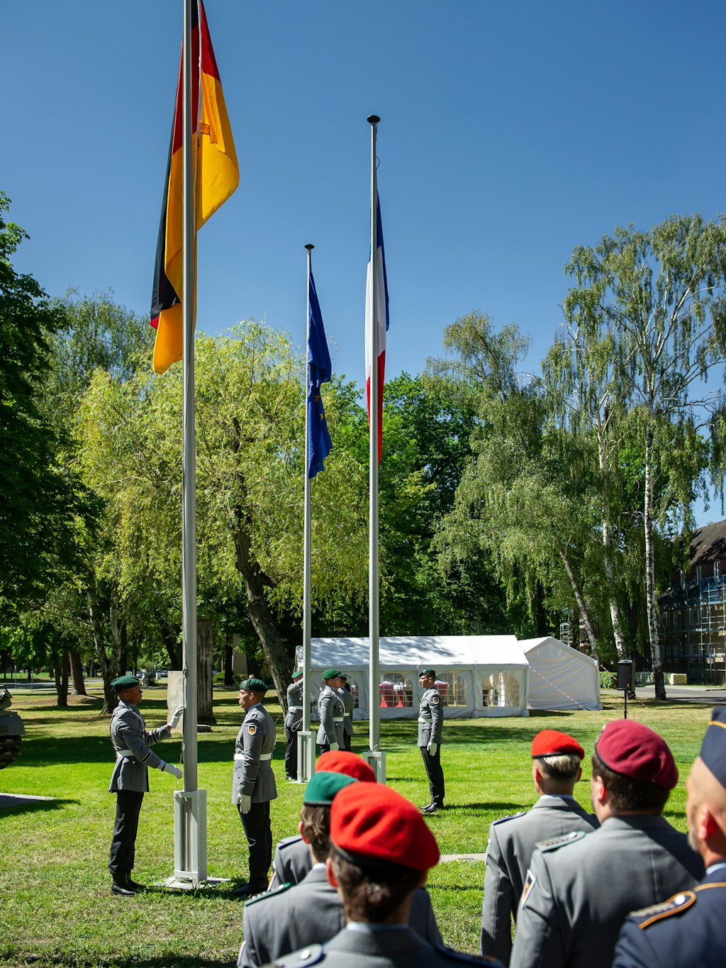 Ein bisschen Wind hätte gut getan, als die Fahnen Deutschlands, Frankreichs, Europas und (nicht im Bild) Berlins aufgezogen wurden.