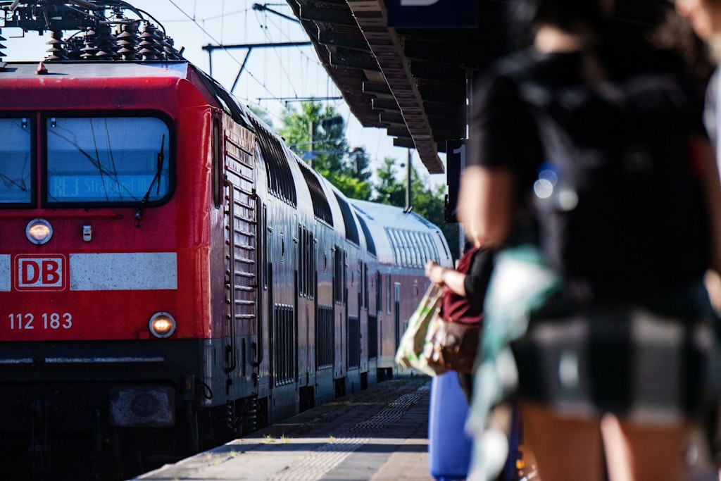 Ein Regio fährt in den Bahnhof von Stralsund ein: Das 9-Euro-Ticket hat viele ermuntert, Regio-Verbindungen zu nutzen.