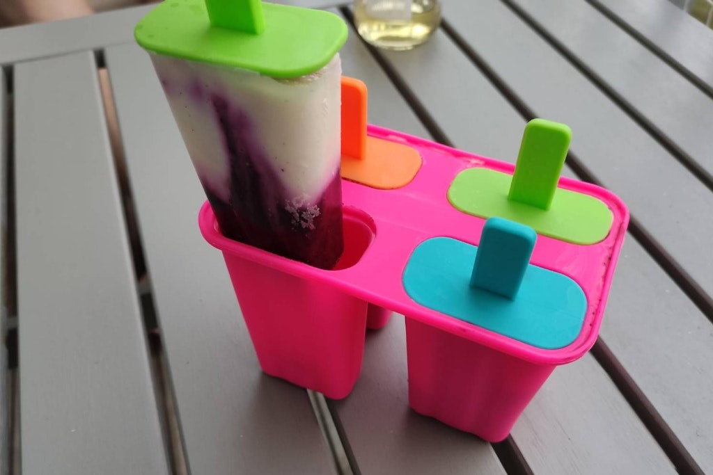 Dieses selbstgemachte Eis am Stiel wird ohne Industriezucker hergestellt.