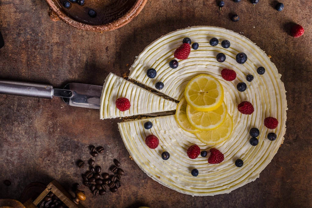 The cream cheese cake with lemon tastes delicious - and can be decorated however you like.