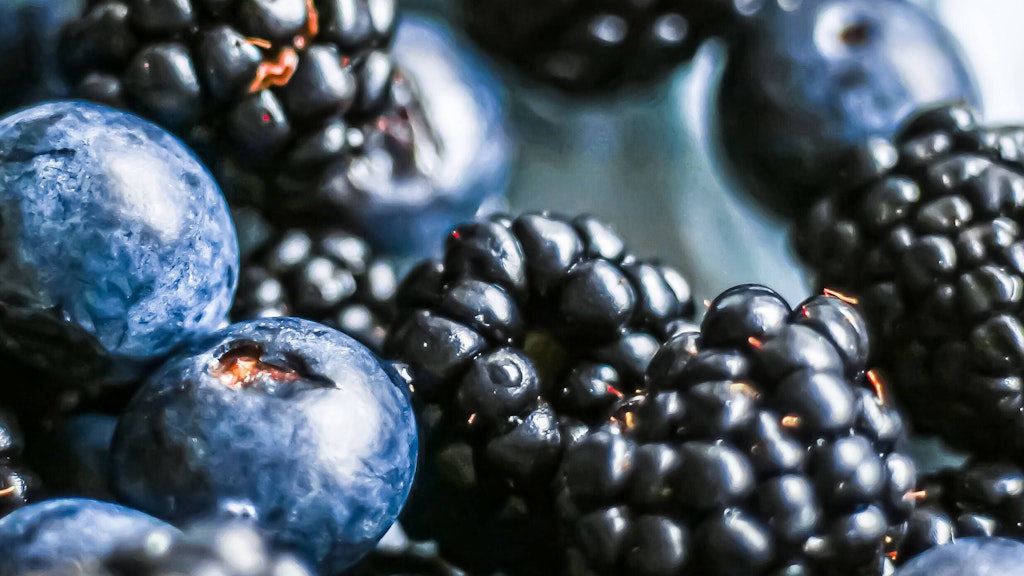 Heidelbeeren und Brombeeren sorgen in diesem Eis für den Fruchtanteil.