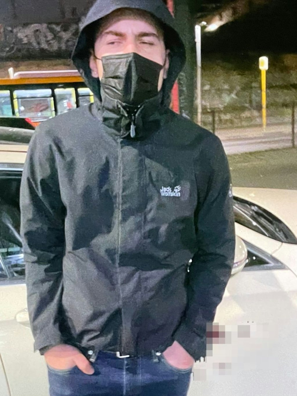 Dieser Mann wird gesucht. Er soll einen Taxifahrer am S-Bahnhof Schöneberg überfallen haben.