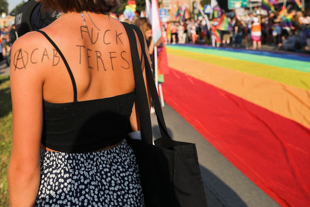 Eine Demonstrantin demonstriert gegen transfeindliche Aktivistinnen, sogenannte Terfs.