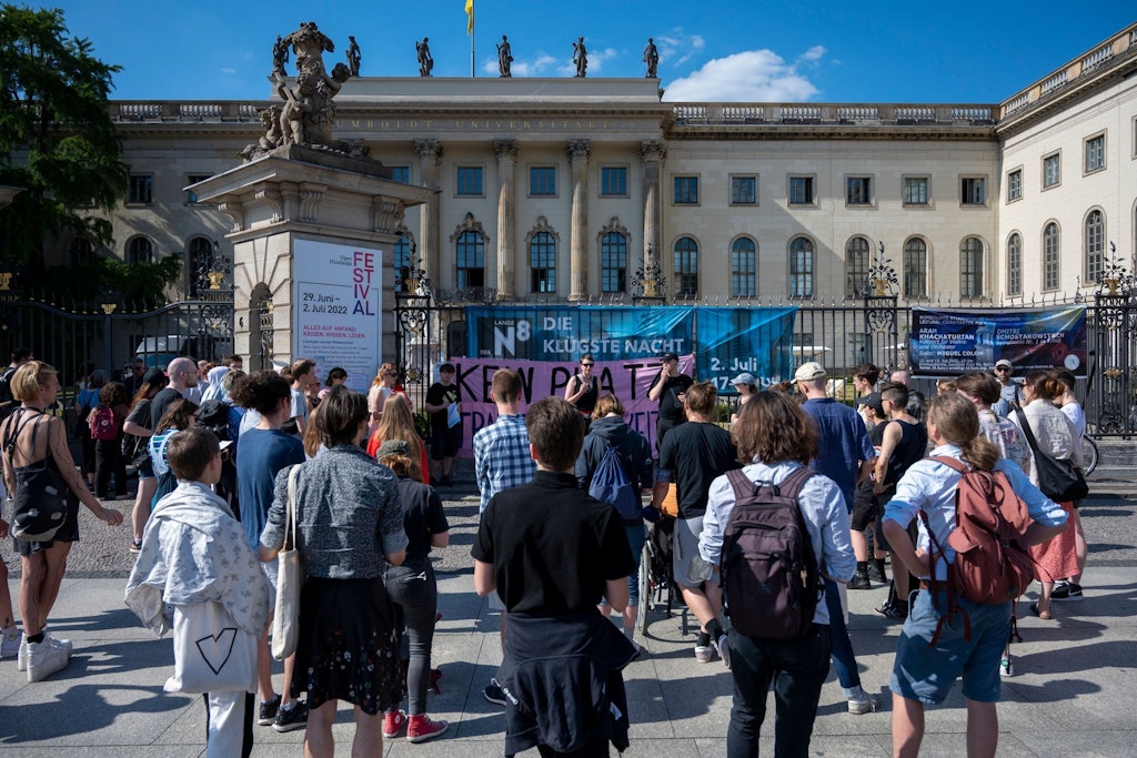 Am 2. Juli demonstrierten Studenten gegen den Vortrag vor der Humboldt-Universität.