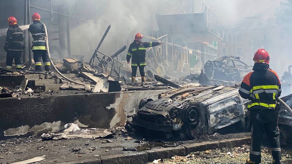 Nach einem Raketenangriff auf die westukrainische Stadt Winnyzja.