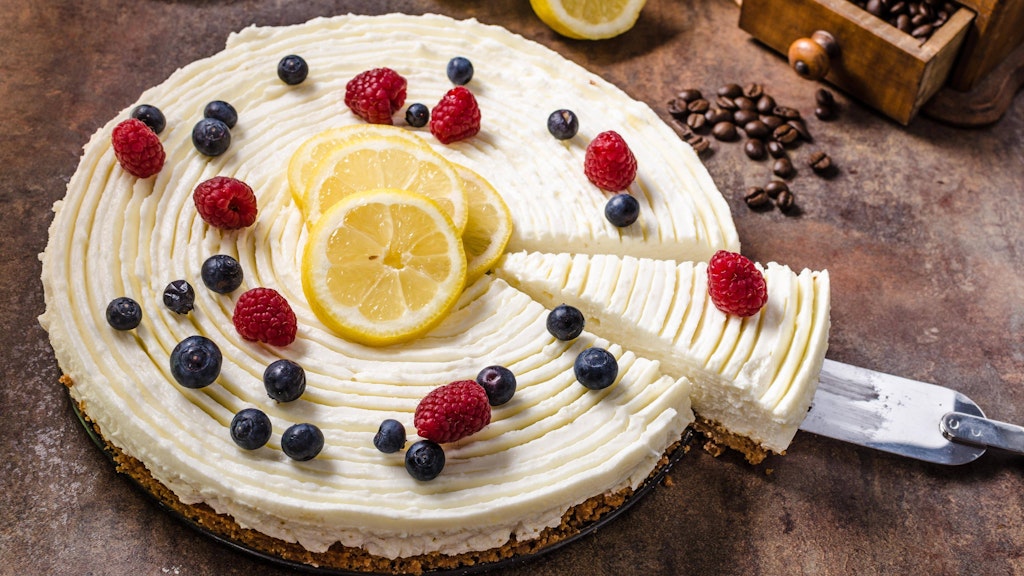 Simply delicious - and so simple! The cream cheese cake with lemon, also known as Philadelphia cake, is prepared in a flash. A perfect cake without pastry.
