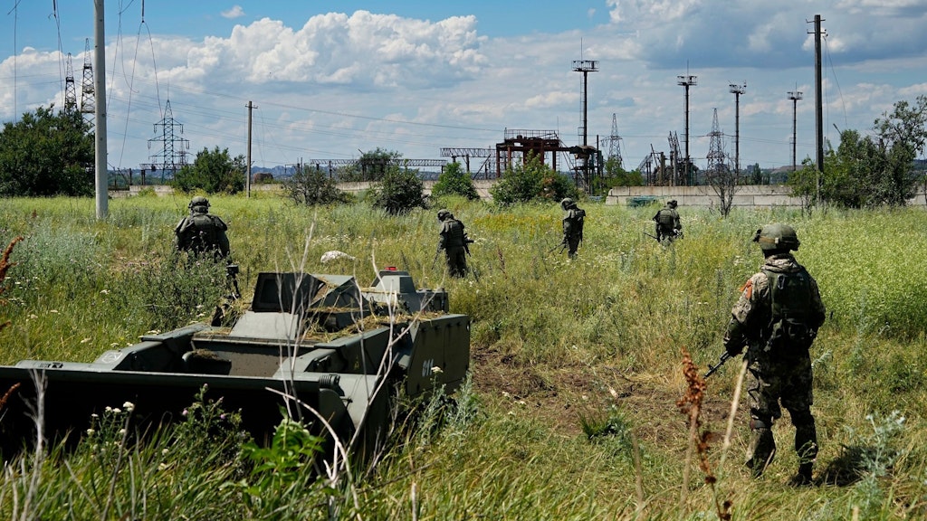Russische Minenräumer suchen und entschärfen in Mariupol Minen entlang einer Hochspannungsleitung.