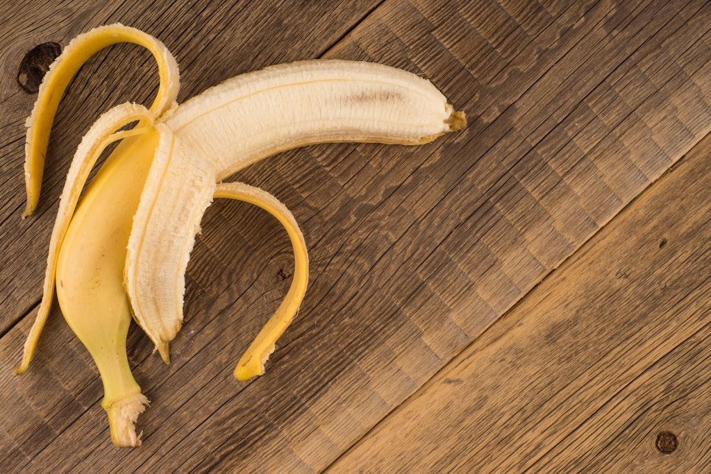 So schält man eine Banane richtig: Der Stiel dient als Griff, an der anderen Seite wird geöffnet.