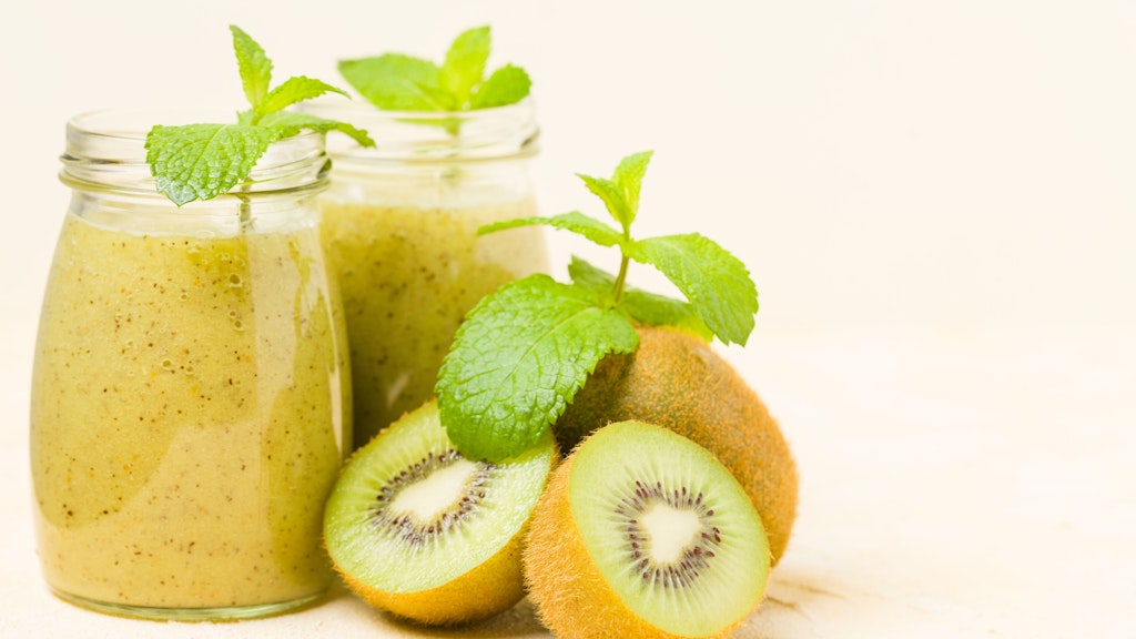 Gerade wenn man Kiwis für den Smoothie nutzt, muss man sie nicht vorher schälen.