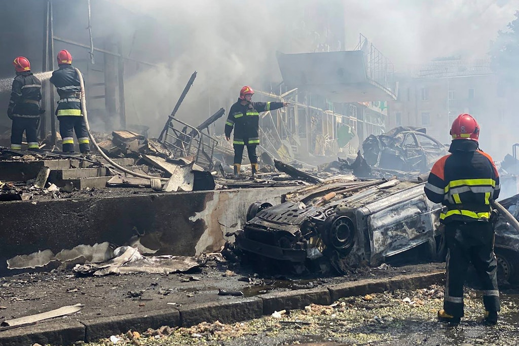 Auf diesem Foto, das vom ukrainischen Notdienst zur Verfügung gestellt wurde, arbeiten Feuerwehrleute daran, ein Feuer in einem durch Beschuss beschädigten Gebäude zu löschen. Seit mehr als einem Jahr wird die Ukraine immer wieder von Russland beschossen.