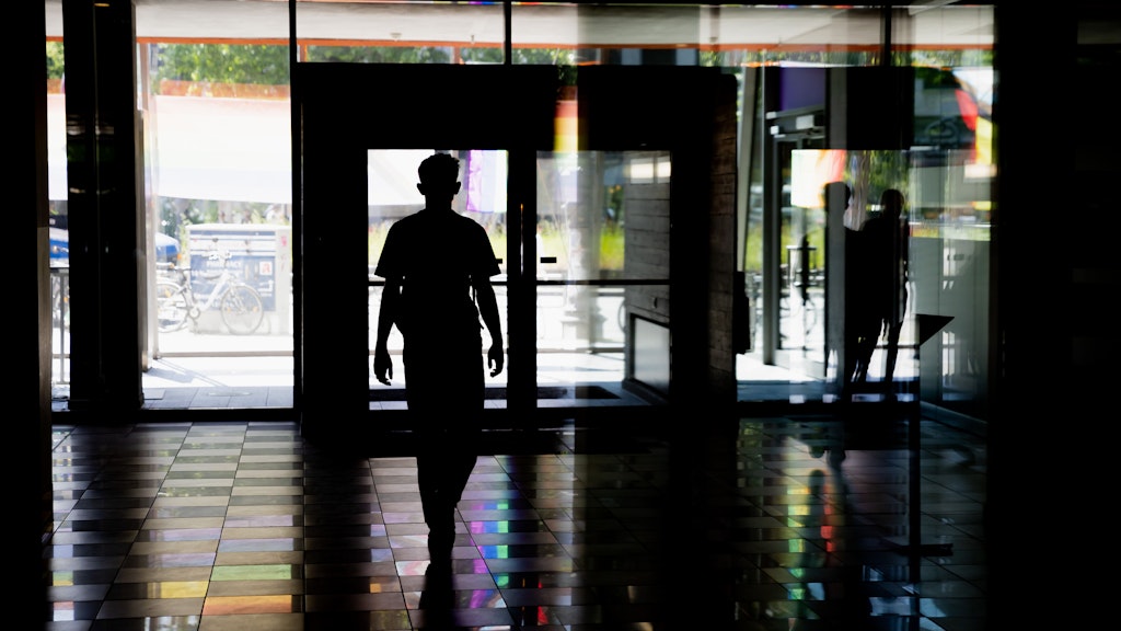 Eine Person geht im Studierendenwerk Berlin zur Tür.