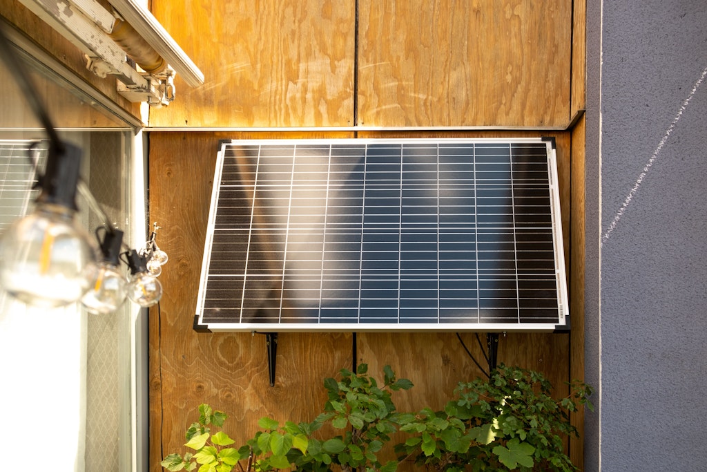 Ein Solarstrom-Gerät für den Balkon. So können auch Mieter ihren eigenen Strom produzieren.