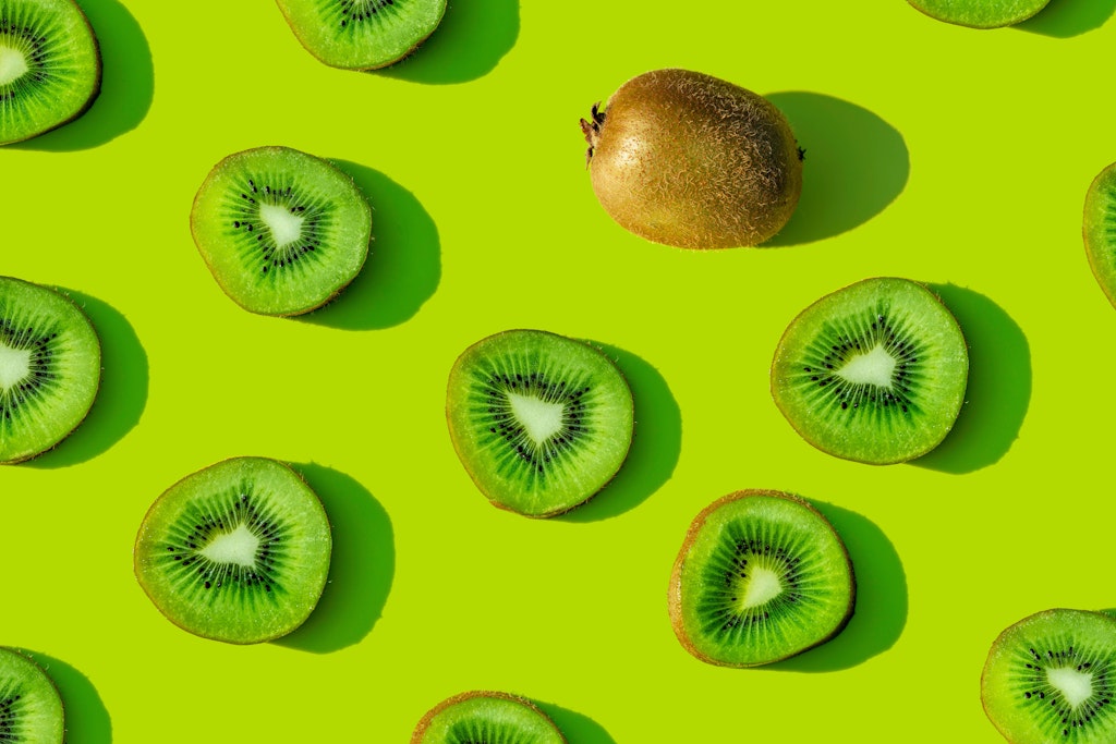 Isst man die Kiwi mit Schale oder ohne? Beides ist möglich, mit ist besser.