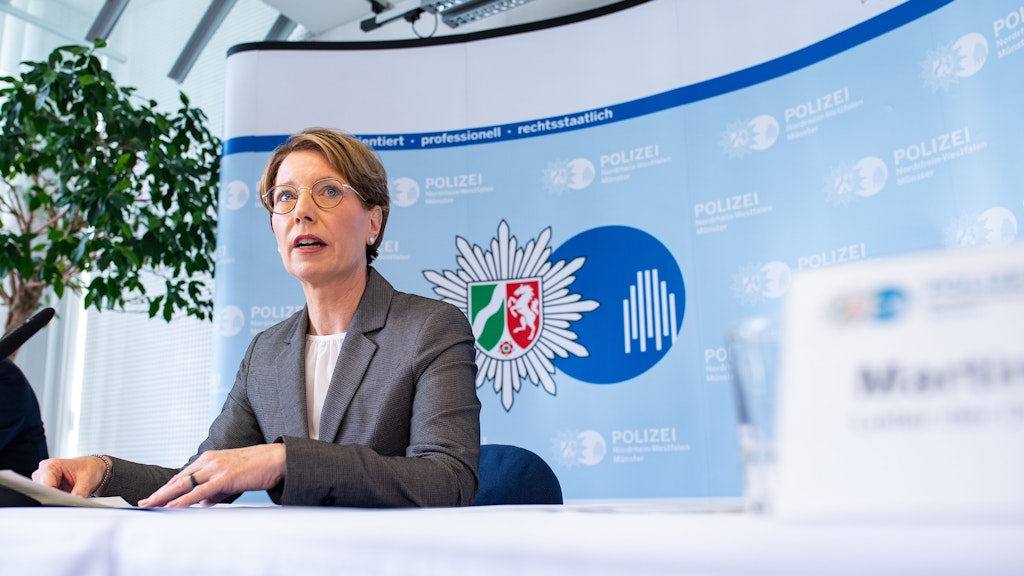 Polizeipräsidentin Alexandra Dorndorf spricht über rechtsextreme Chats zwischen SEK-Beamten.