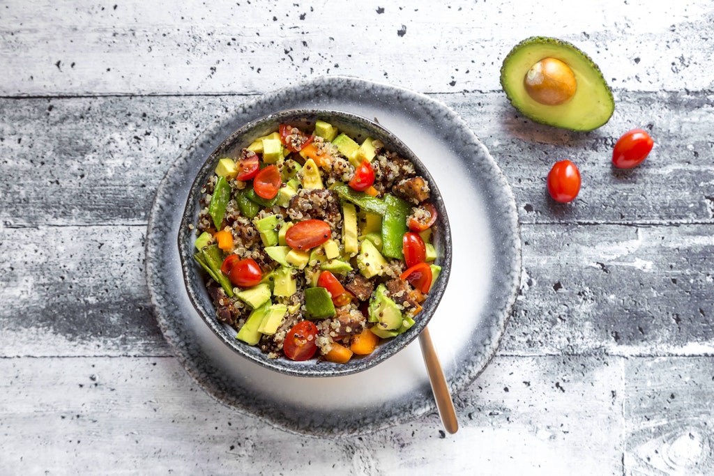 Der leckere Sattmacher-Salat mit Quinoa ist richtig gesund und lecker. Probieren Sie das Rezept mal aus.