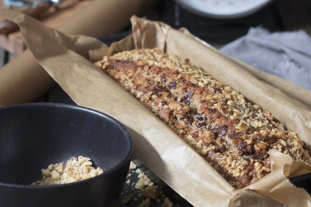 Glutenfreies Brot ohne Mehl besteht vor allem aus Nüssen und Samen – probieren Sie das Rezept gleich mal aus.