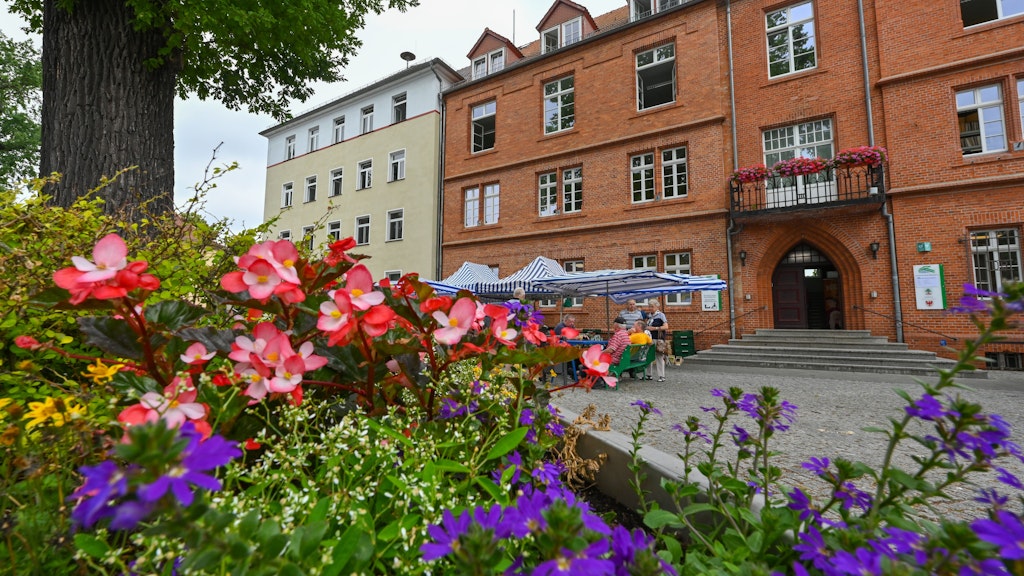 Blühende Landschaften in Zossen: Das Rathaus der Stadt Zossen im Landkreis Teltow-Fläming. Viele Unternehmen verlegen ihren Sitz hierher.