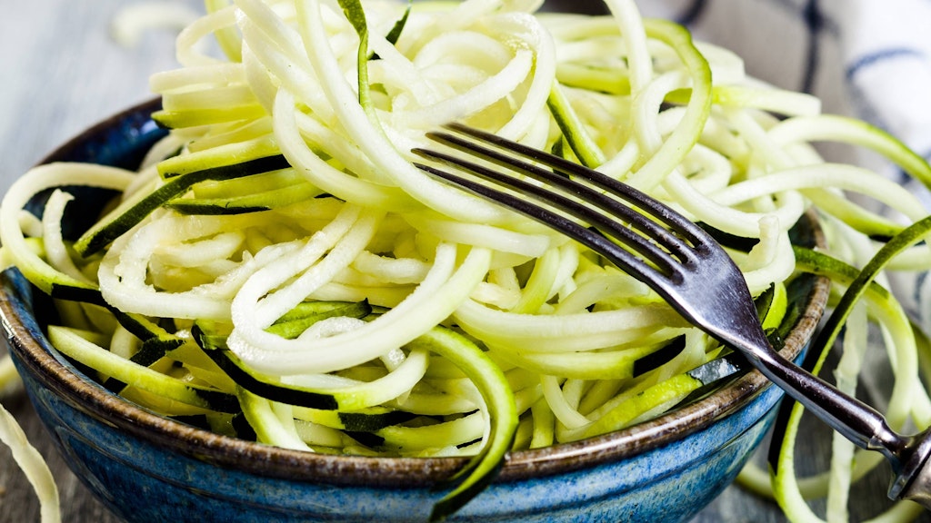 Um die Zucchini zu Nestern zu verarbeiten, müssen sie in dünne Streifen gebracht werden, die etwa 15 bis 20 Zentimeter lang sind.