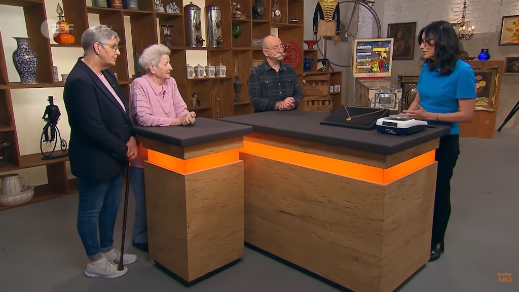 Die beiden Kandidatinnen zusammen mit Moderator Horst Lichter und Expertin Heide Rezepa-Zabel bei der Bares für Rares-Expertise.