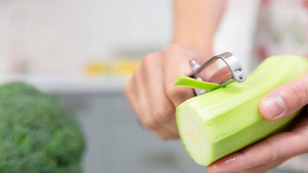 Wer mag, kann die Zucchini für den Salat auch schälen - das muss aber nicht sein.