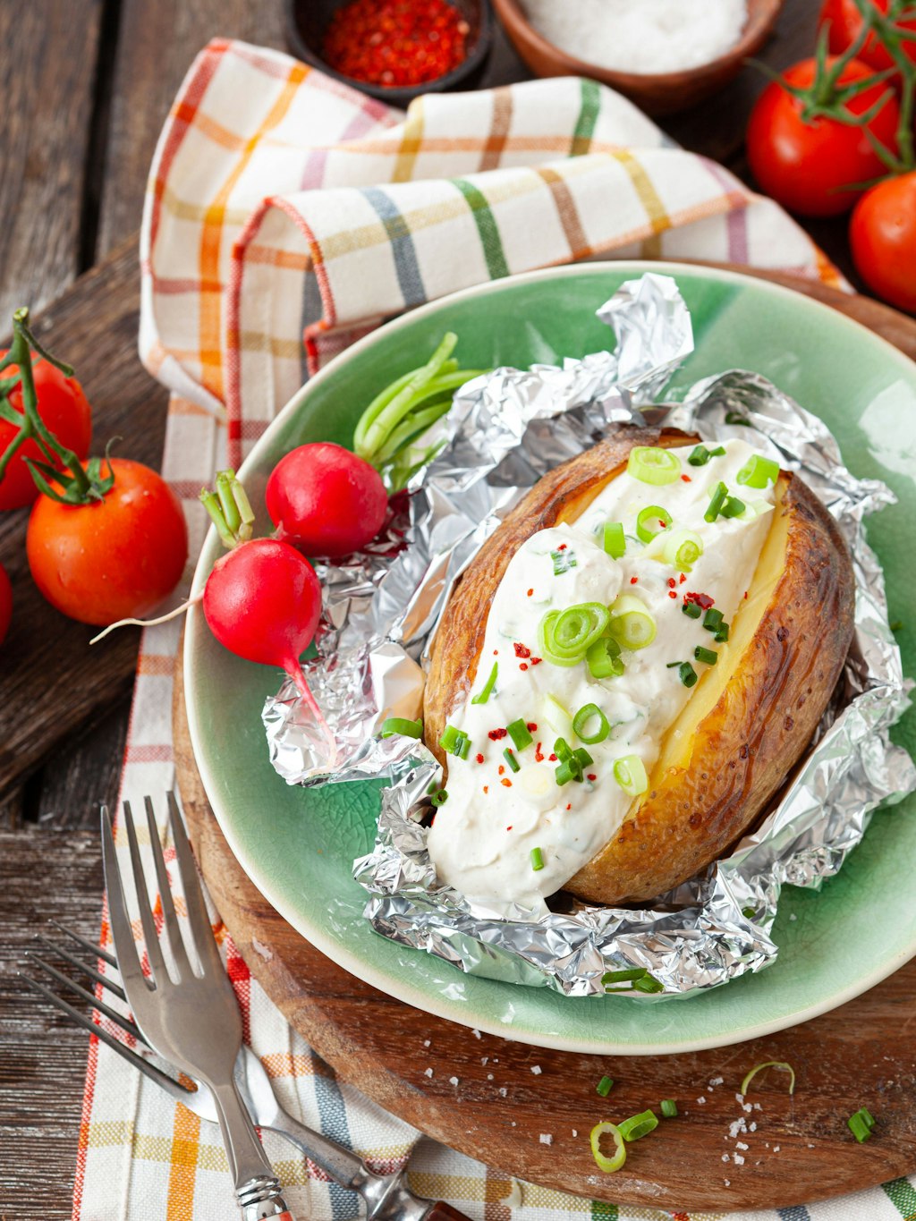 Lecker! Ofenkartoffeln mit Schinkenwürfeln und Schmand-Topping sind ein tolles Rezept zum Sparen.