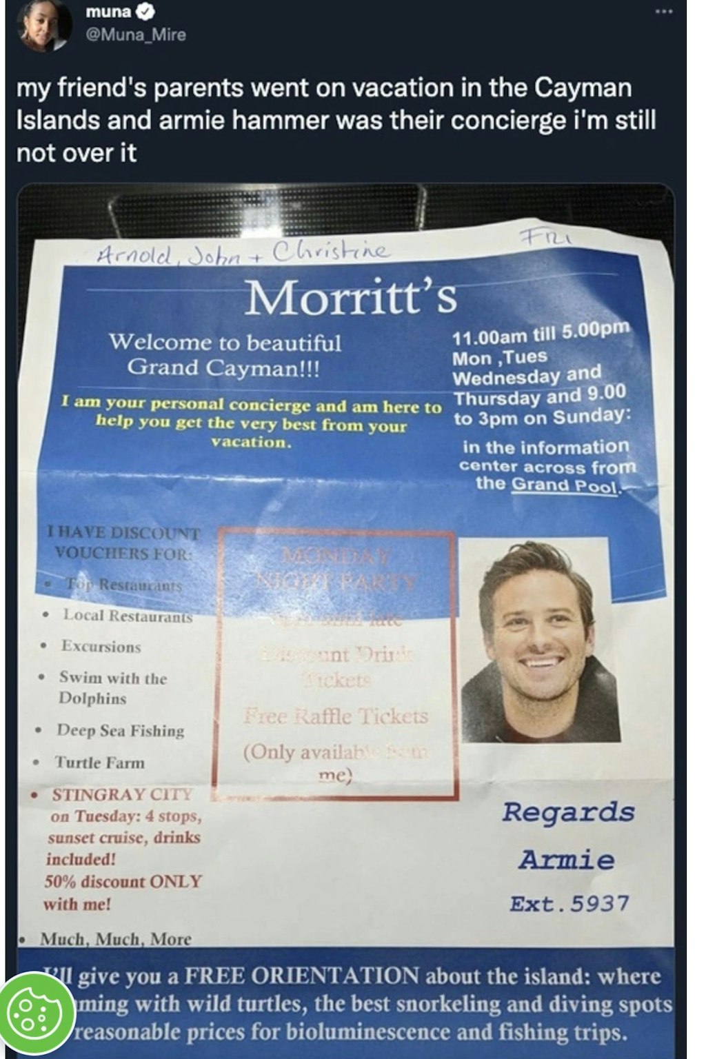 Auf Twitter wurde ein Flyer geteilt, auf dem ein Foto von Hammer zu sehen ist, der sich den Gästen als Hotelmitarbeiter vorstellt.
