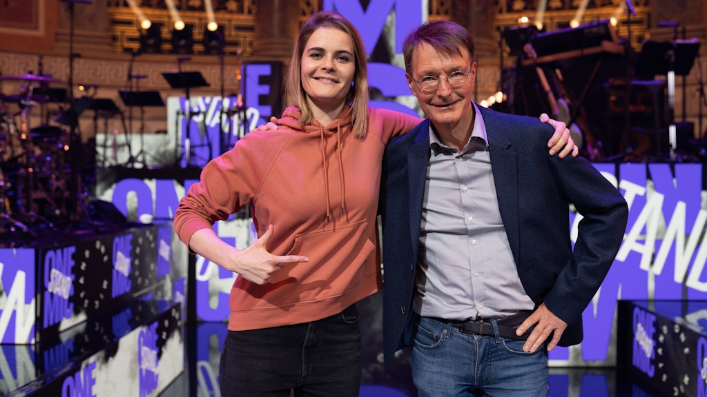 Hazel Brugger mit dem heutigen Gesundheitsminister Karl Lauterbach in der Show One Mic Stand.