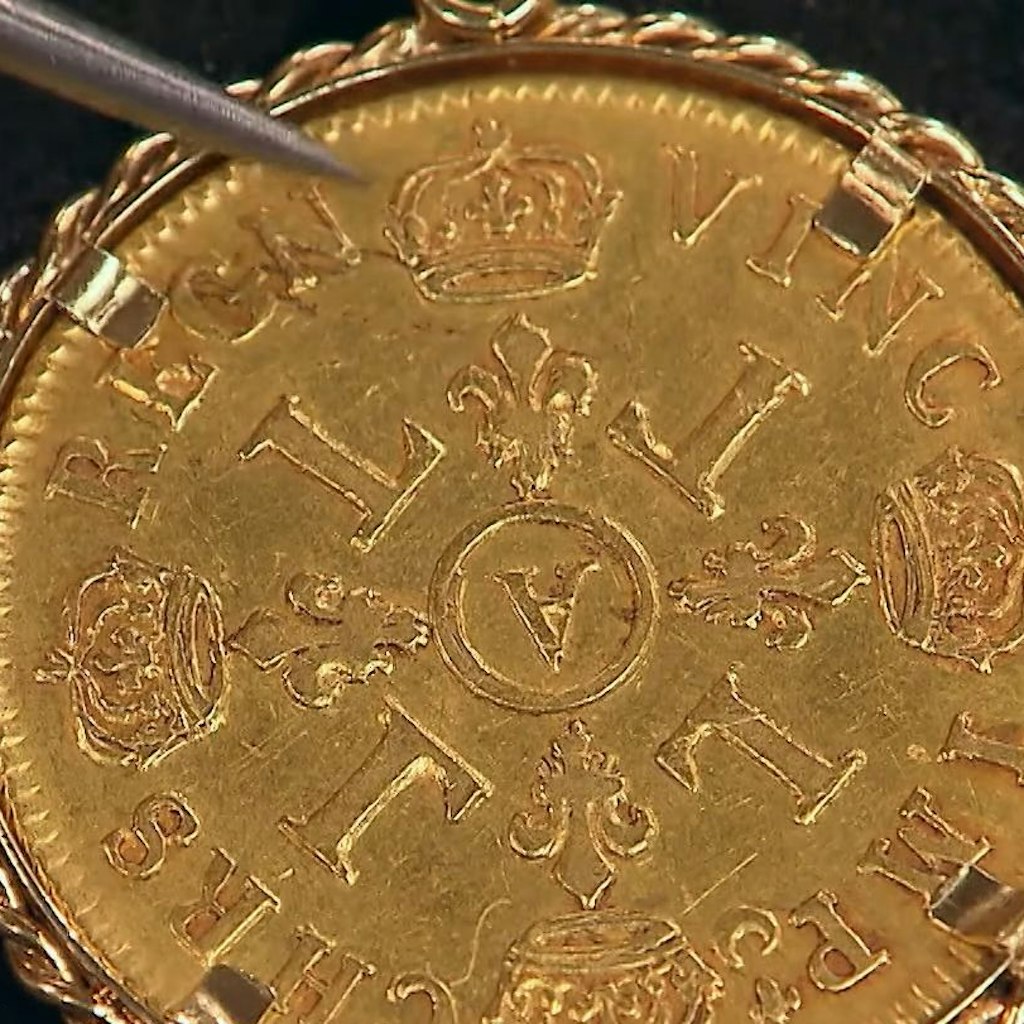 Am Ende kauft Bares für Rares-Händler Julian Schmitz-Avila die wertvolle Münze für 2550 Euro.