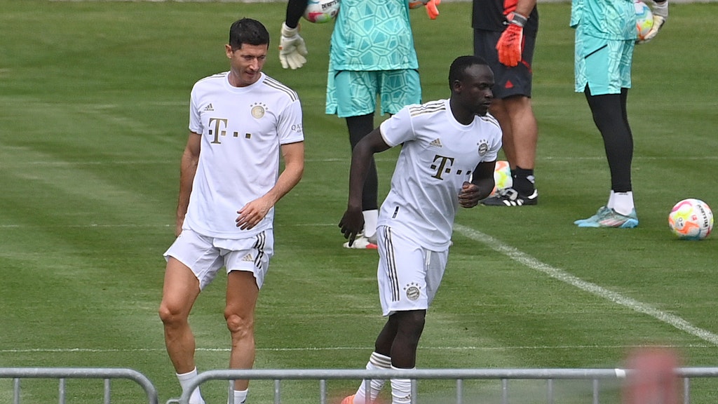 Werden nicht zusammen für den FC Bayern spielen: Zugang Sadio Mané (r.) und Robert Lewandowski, der zum FC Barcelona wechselt.