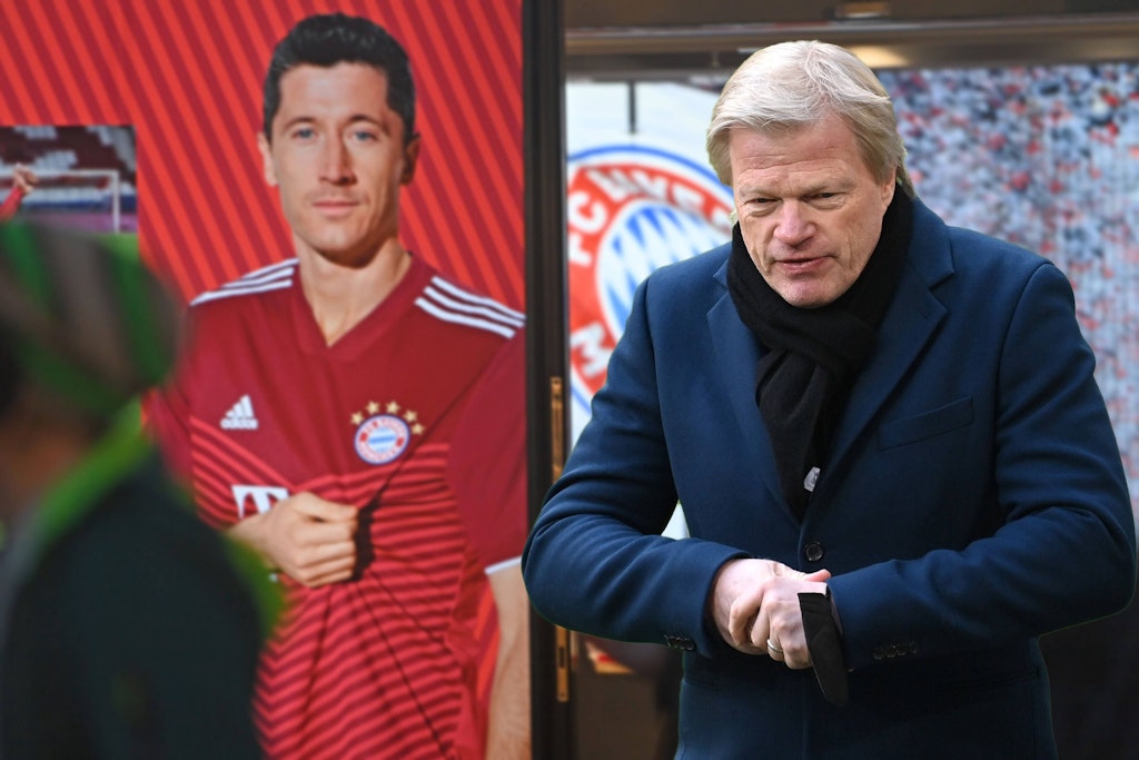 Robert Lewandowski darf sein Bayern-Trikot ausziehen und zum FC Barcelona wechseln. FCB-Vorstandsboss Oliver Kahn darf sich jetzt über 50 Millionen Euro freuen.