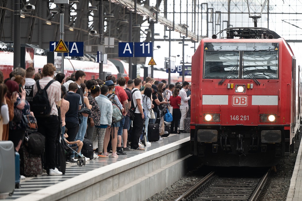 Fahrgäste warten dicht gedrängt am Hauptbahnhof auf eine Regionalbahn. Das 9-Euro-Ticket sorgt dafür, dass viele Züge überlastet sind.