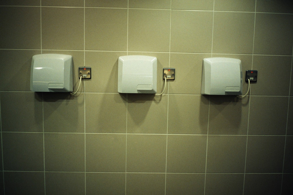 Solche Handtrockner hängen in den meisten öffentlichen Toiletten - benutzen sollte man sie aber lieber nicht...