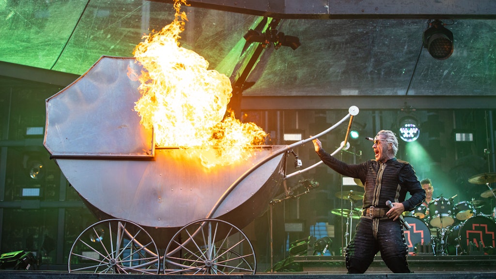 Beim Song Puppe zündet Rammstein-Sänger Till Lindemann auf der Bühne einen riesigen Kinderwagen an.
