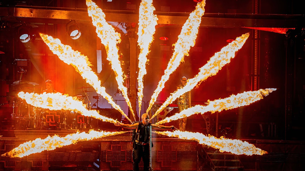 Till Lindemann, der Frontmann von Rammstein, beim Konzert der Band in Aarhus auf der Bühne.