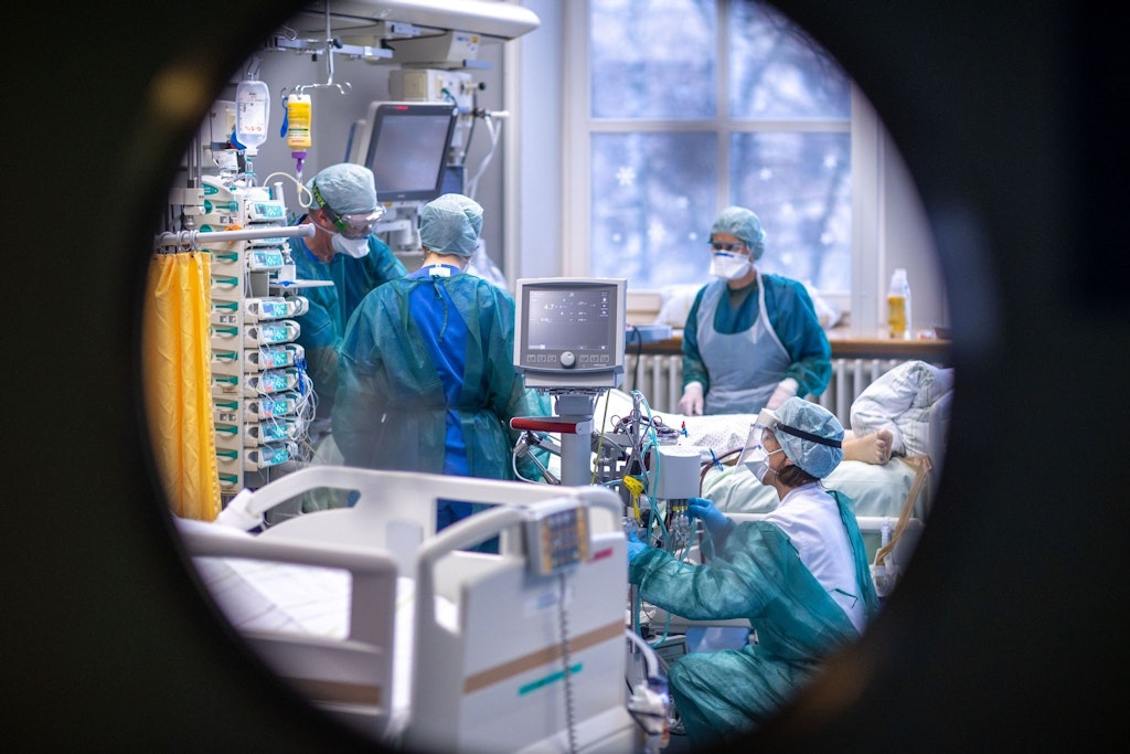 Ärzte und Pflegekräfte auf einer Intensivstation – es gilt Impfpflicht für alle Beschäftigten, durchgesetzt wird diese aber kaum.