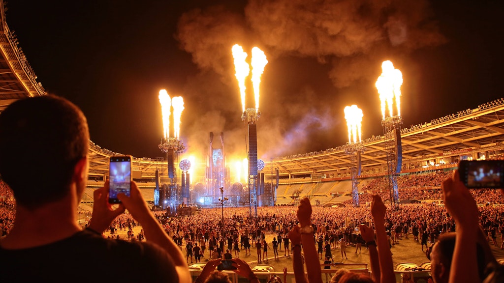 Die Bühne und die Feuershow von Rammstein setzen Maßstäbe. Hier beim Konzert in Turin.