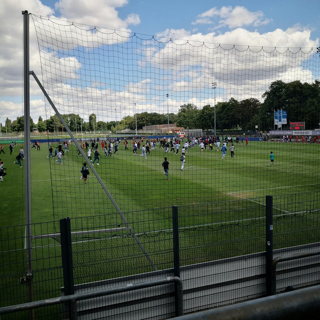 Als das Spiel noch nicht vorbei und Hertha gerade das 3:1 gemacht hatte, rannten Teenies auf den Rasen.