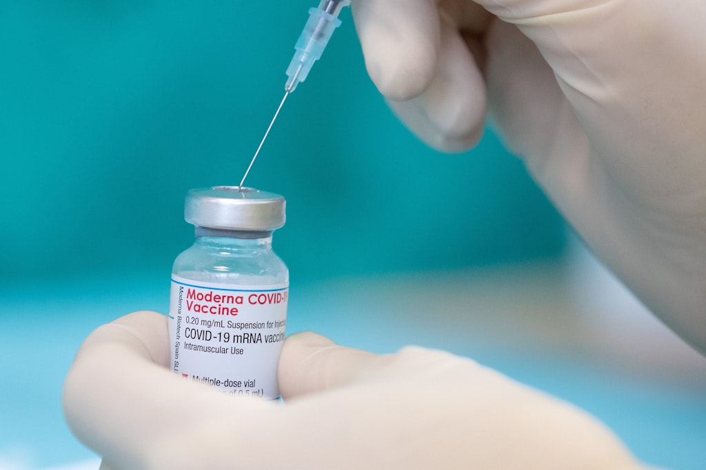 Eine Krankenschwester zieht den Impfstoff des Herstellers Moderna gegen das Coronavirus in einer gestellten Situation mit einer Spritze auf.