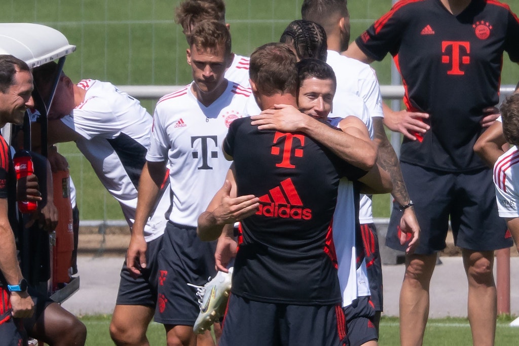 Am Ende haben sich alle lieb: Robert Lewandowski verabschiedet sich vom FC Bayern, umarmt Trainer Julian Nagelsmann.