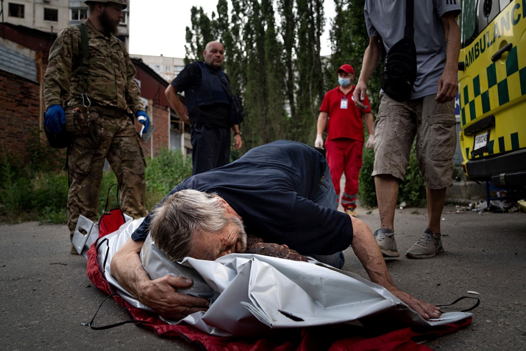 Verzweifelt umarmt Viktor Kolesnik den Leichnam seiner Frau Natalja, die in Charkiw bei einem russischen Angriff getötet wurde.
