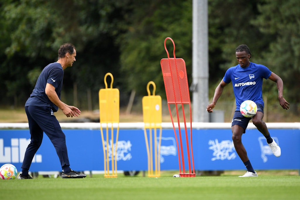 Auf dem Weg zu Trabzonspor? Am Sonntag trainierte Hertha-Kapitän Dedryck Boyata (31) in England noch mit – wenn auch weiter nur individuell.