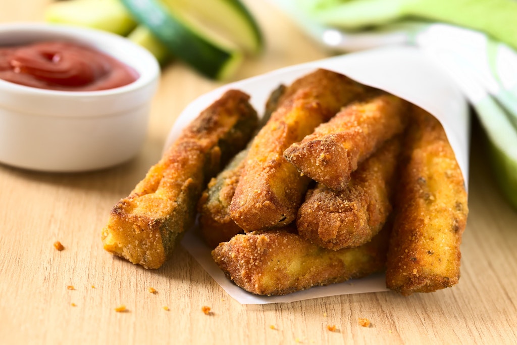 Möchte man da nicht sofort zugreifen? Lecker-knusprige Zucchini-Pommes. Dazu ein scharfer Dip oder ganz klassisch Ketchup.