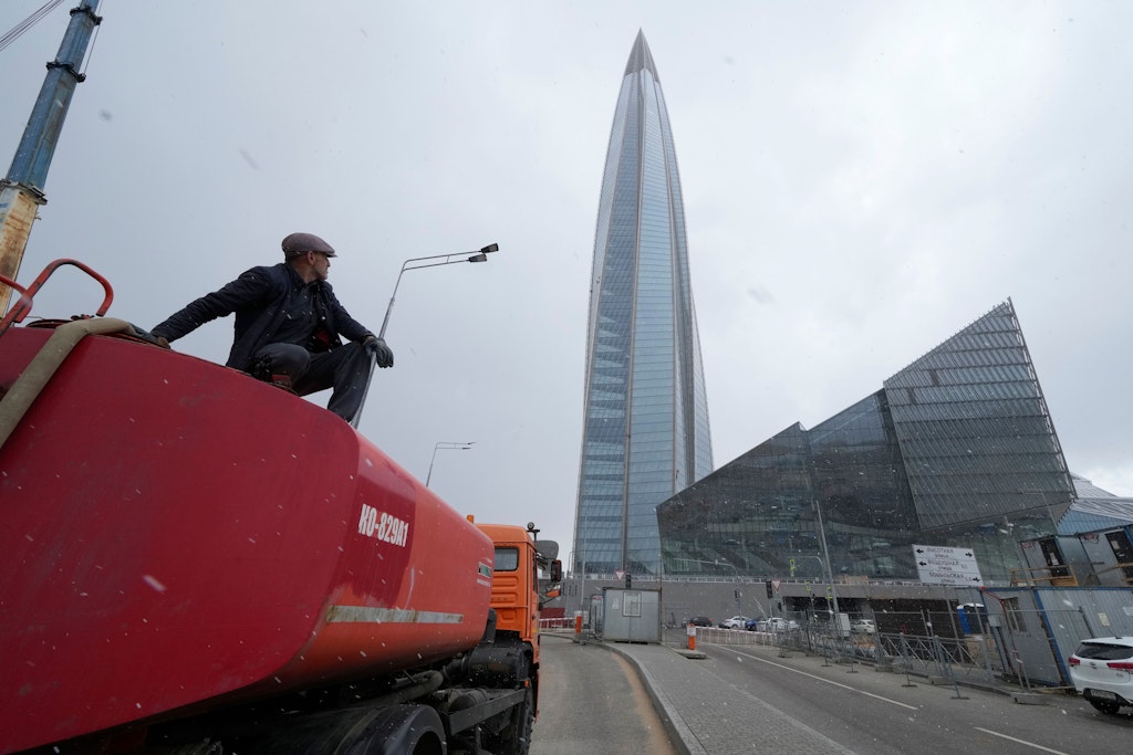 Das 462 Meter hohe Lachta-Zentrum in St. Petersburg ist die Gazprom-Zentrale: Von hier aus kommt die Forderung nach schneller Lieferung der reparierten Pipeline-Turbine.