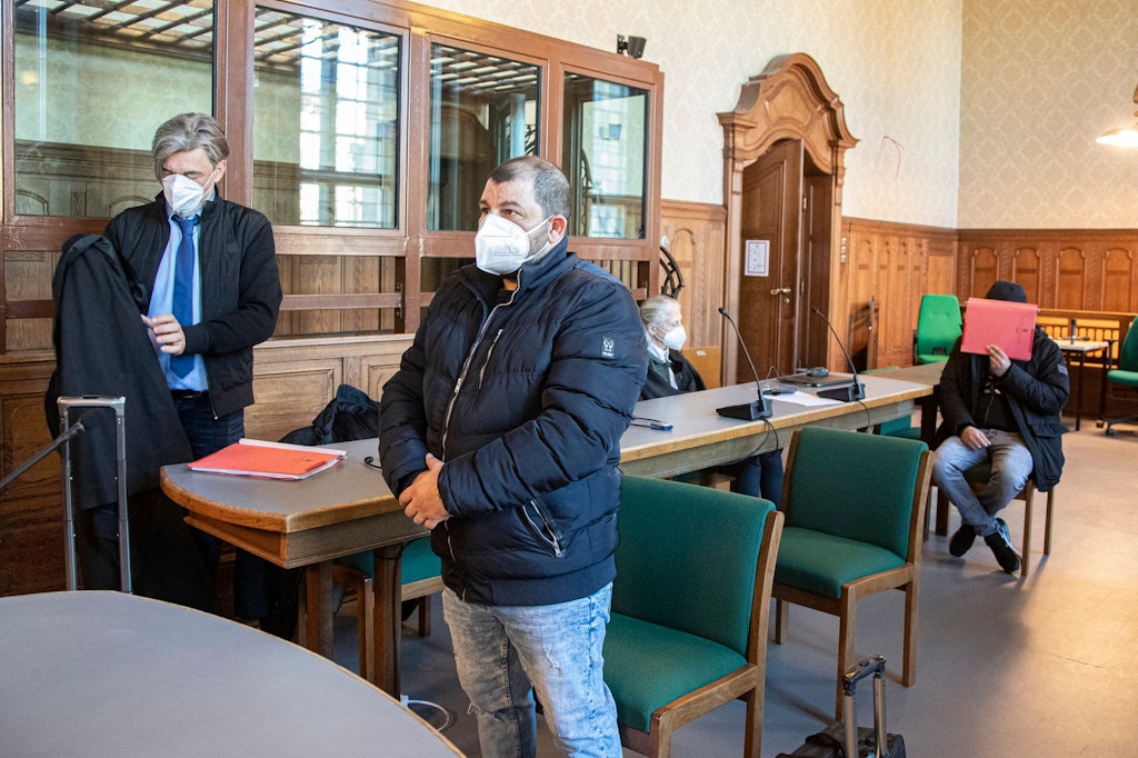 Die Angeklagten Sefik F. (41, Mitte) und Safet B. (31, rechts) mit einem Anwalt.