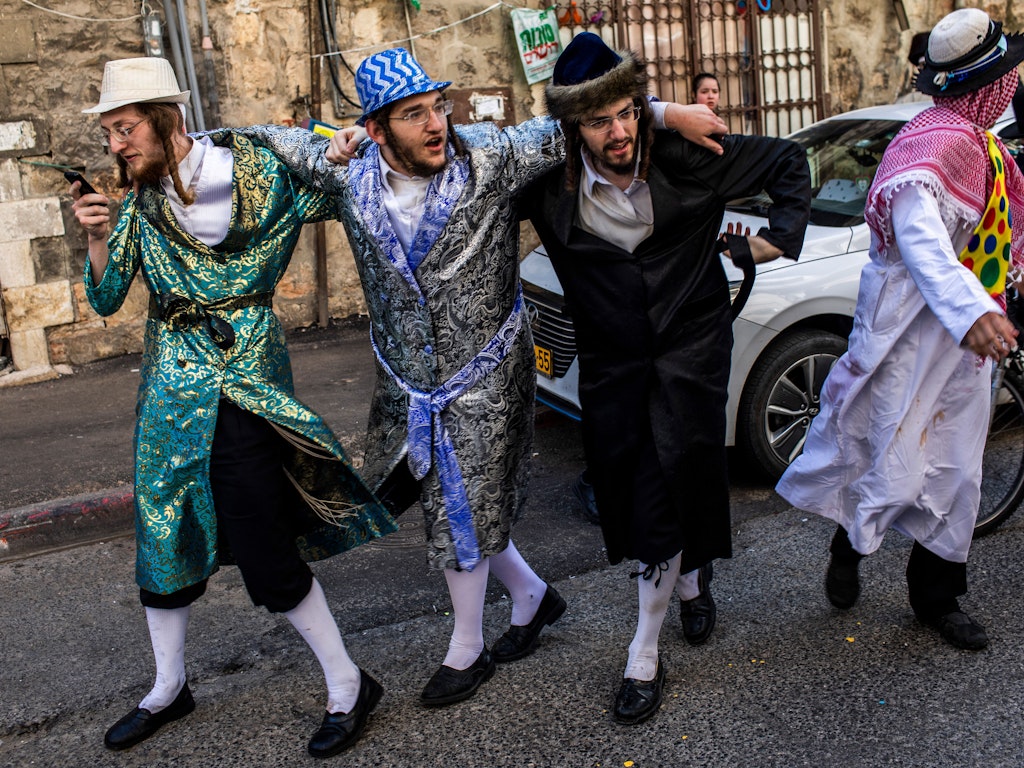 Party! Der Herr links nahm es beim Karnevalsfest Purim 2021 mit dem Handyverbot nicht so sehr ernst. Allerdings galt das bei vielen Ultraorthodoxen auch gegenüber Corona.