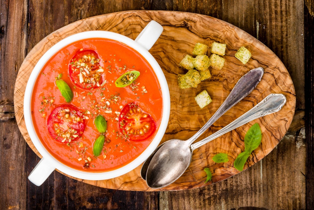 Diese Tomatensuppe ist superschnell zubereitet - und bringt Urlaubsfeeling auf den Esstisch.