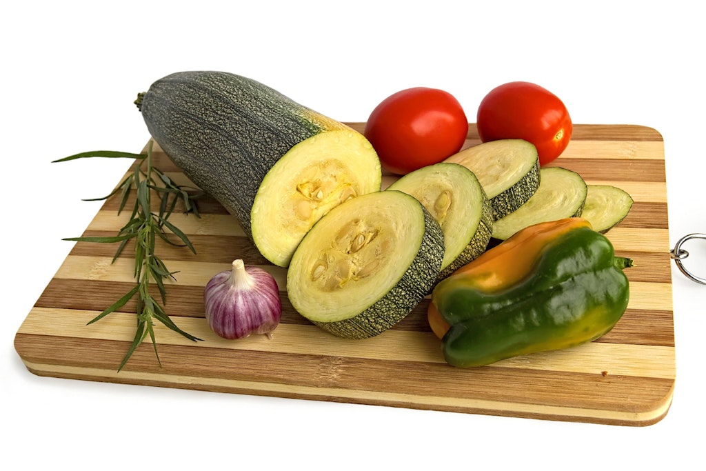 Einige der Zutaten für die Pizza. Der Teig für den Pizzaboden wird mit geraspelter Zucchini zubereitet.