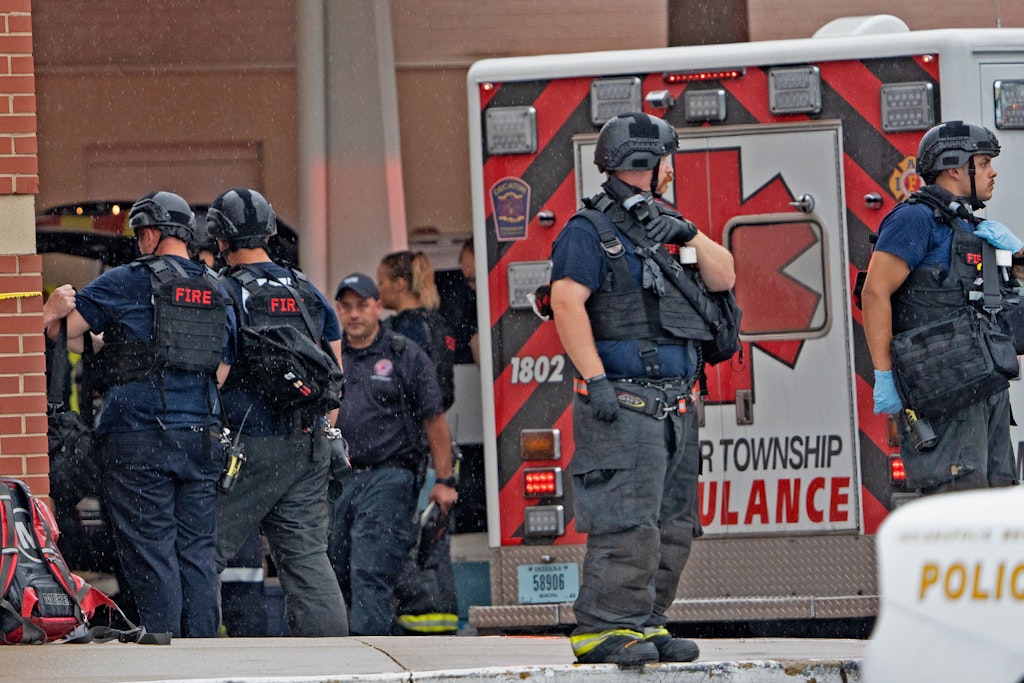 Einsatzkräfte stehen nach den tödlichen Schüssen vor dem Einkaufszentrum in Greenwood (Indiana).